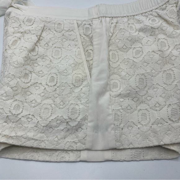 Ann Taylor Loft Eyelet Lace Shorts Size 2 100% Cotton Lined 3.5 Inseam Pockets - Picture 2 of 6